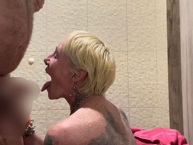 lady-isabell666's Porno Video: Am Männer Wc geil gebla*en bis zum Schuss