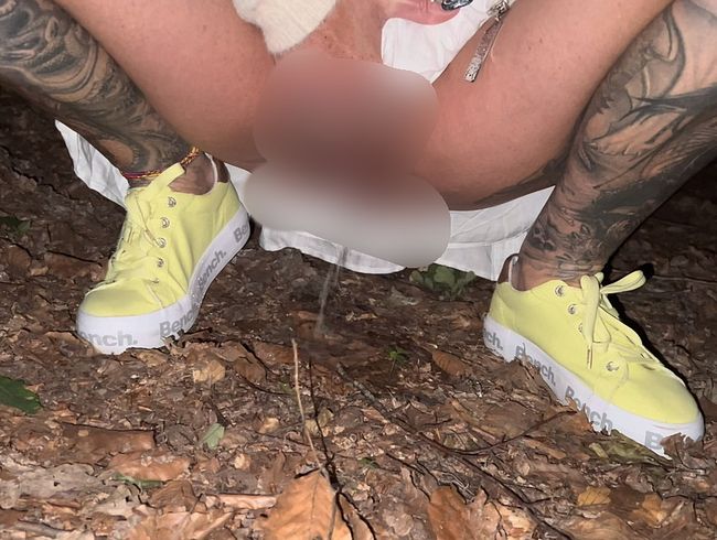lady isabell666 Porno Video: pi**en im Wald